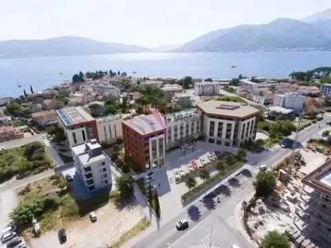 Pogled iz vazduha na kompleks zgrada u blizini obale i mora. - image 2