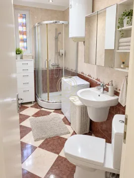 Kupatilo sa tuš kabinom, umivaonikom, WC šoljom i veš mašinom. - image 7