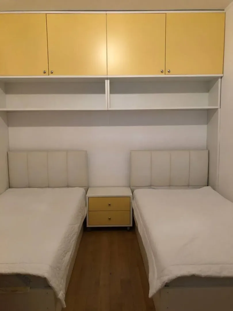 Dječja soba sa dva kreveta i ugradnim elementima.