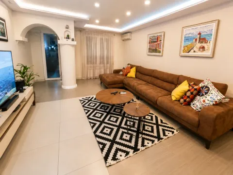 Izdavanje, kuća, 200m², Gorica C, Podgorica - image 3