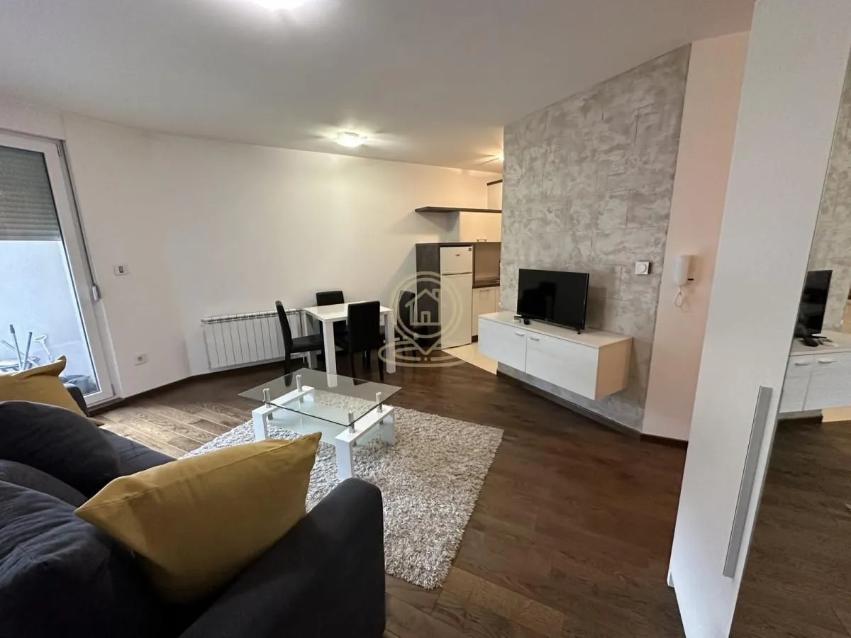 Izdavanje, jednosoban stan, 32m², Adamovićevo Naselje, Novi Sad Sve Podlokacije