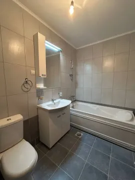 Kupatilo opremljeno kadom, umivaonikom sa ormarićem i WC šoljom. - image 9