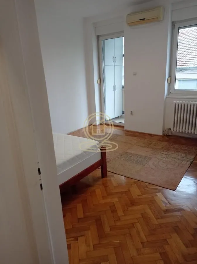 Izdavanje, trosoban stan, 82m², Centar, Novi Sad