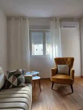 Svijetao dnevni boravak sa garniturom i žutom foteljom. - image 2