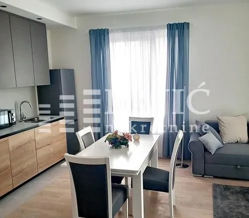 Dnevni boravak sa trpezarijom i kuhinjom.