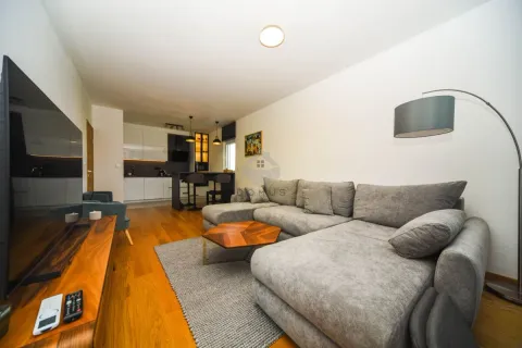 Izdavanje, dvosoban stan, 75m², New City, Podgorica - image 3