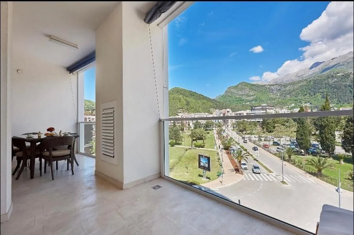 Izdavanje, jednosoban stan, 63m², Budva, Crna Gora