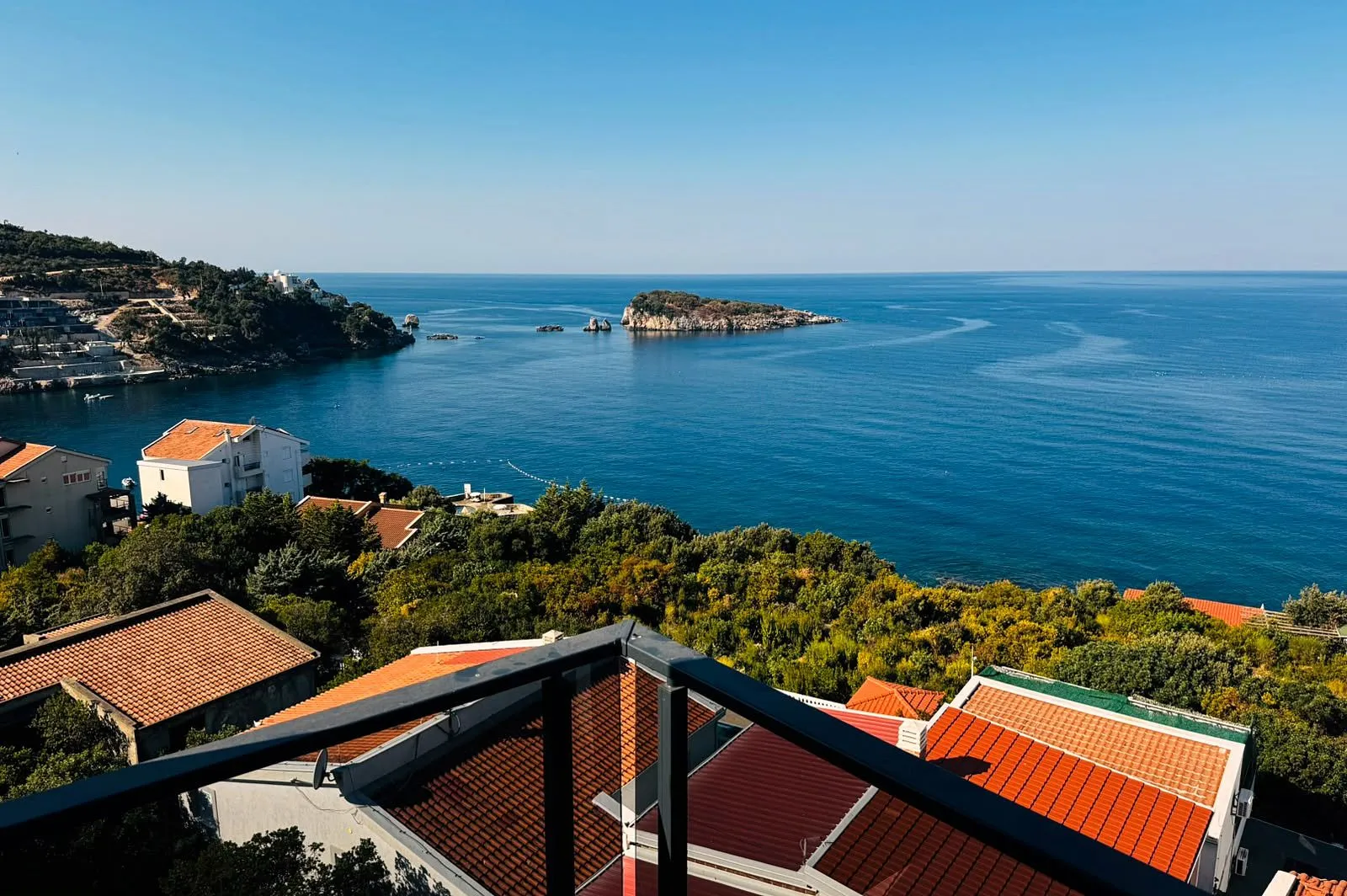 Pogled na more sa balkona.