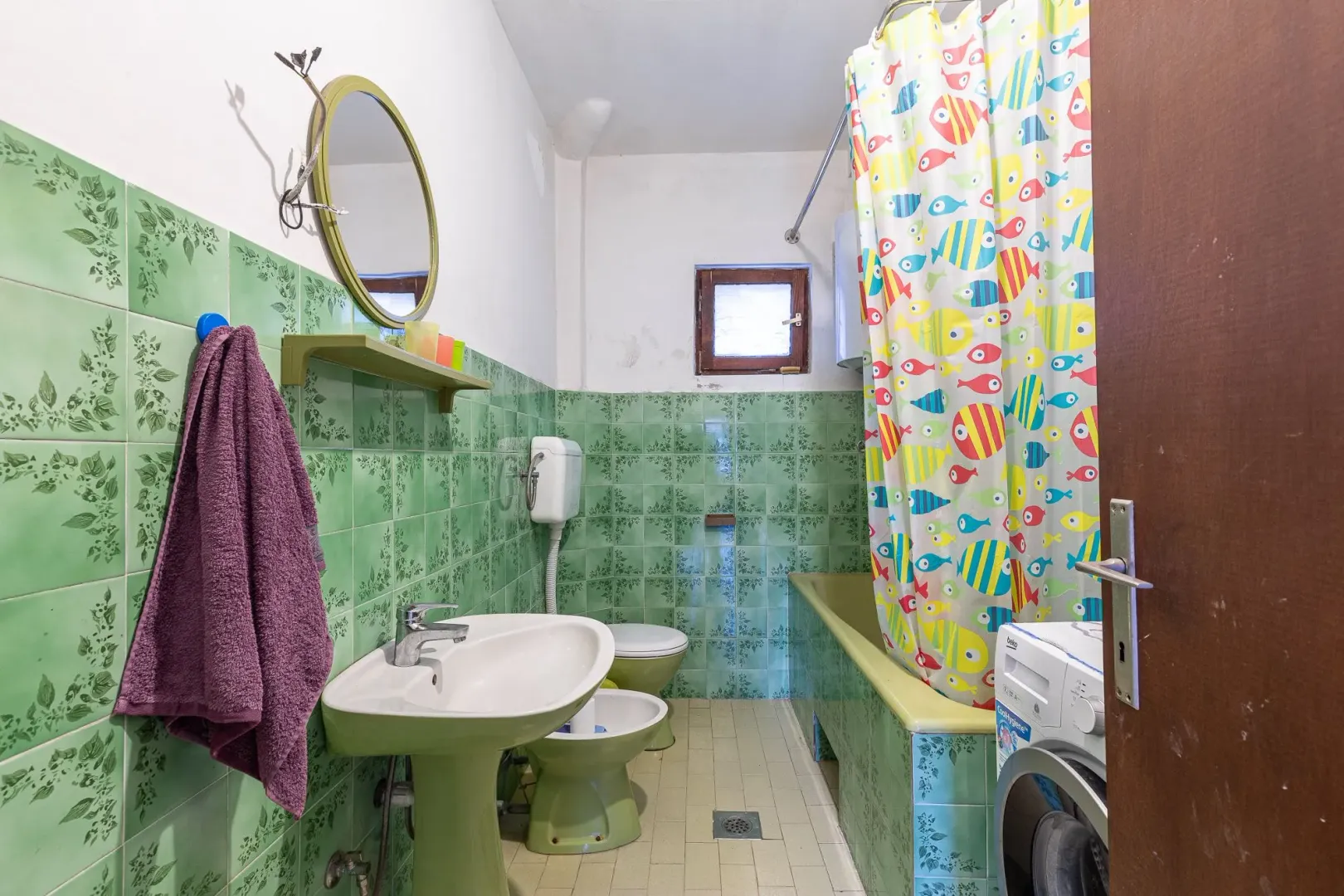 Kupatilo sa umivaonikom, WC šoljom, bideom, kadom i veš mašinom.