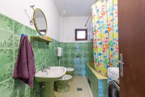 Kupatilo sa umivaonikom, WC šoljom, bideom, kadom i veš mašinom. - image 25
