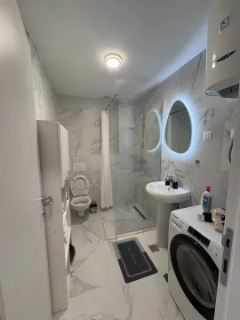 Moderne opremljeno kupatilo sa tuš kabinom i veš mašinom. - image 5