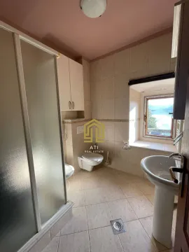Pogled na kupatilo sa tuš kabinom, umivaonikom i toaletom. - image 15