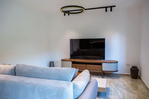 Dnevna soba sa ugaonom garniturom, televizorom i modernim osvjetljenjem. - image 4