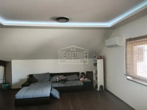 Dnevna soba sa ugaonom garniturom i spuštenim plafonom sa rasvetom. - image 3