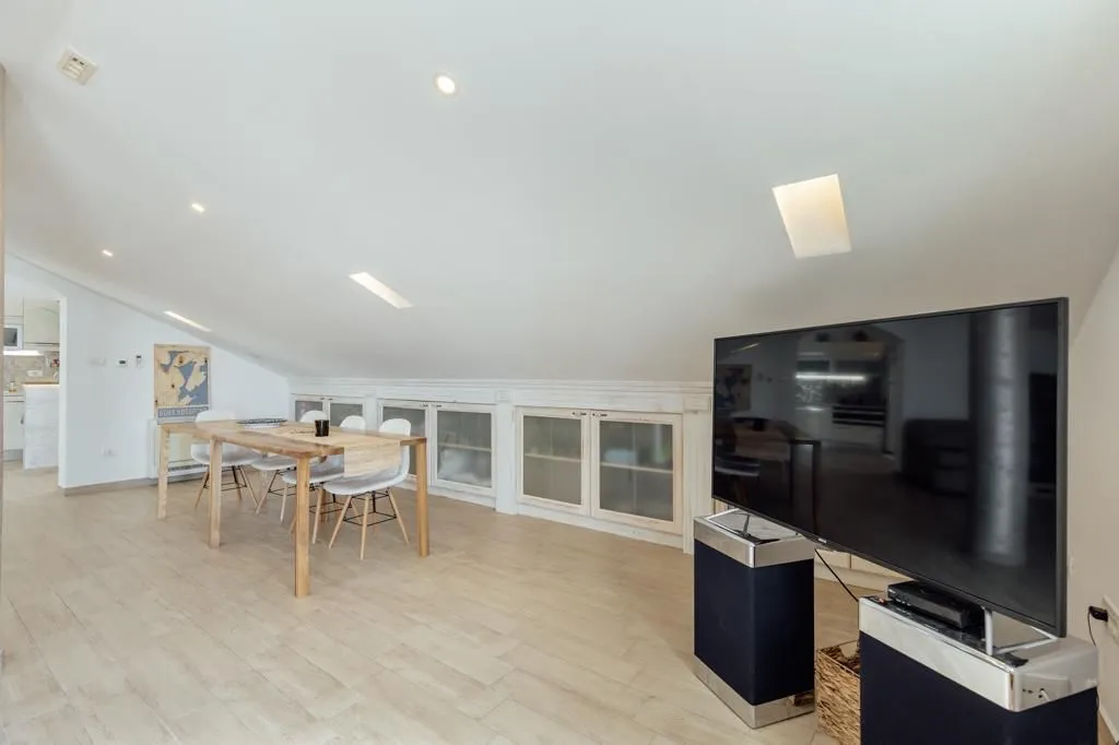 Izdavanje, trosoban stan, 200m², Herceg Novi, Crna Gora