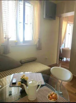 Dnevni boravak sa garniturom za sjedenje i staklenim stočićem. - image 5