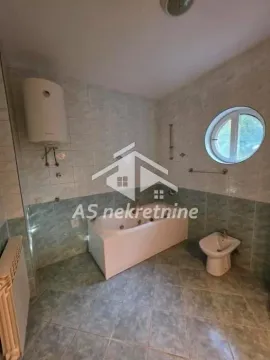 Kupatilo opremljeno kadom, bideom, bojlerom i okruglim prozorom. - image 15