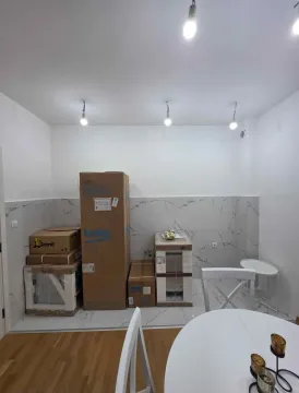 Kuhinja u fazi opremanja sa zapakovanim aparatima i kutijama. - image 5