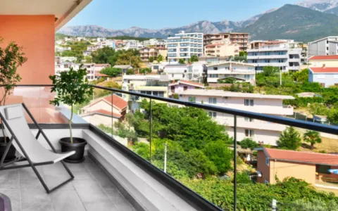 Namješten balkon sa pogledom na grad i planine. - image 3