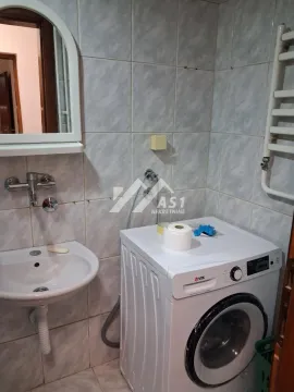 Kupatilo opremljeno umivaonikom, ogledalom i mašinom za veš. - image 8