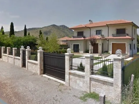 Rent, house, 220m², Tološi, Podgorica - image 1