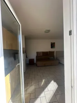 Pogled iz vrata na dnevni boravak i kuhinju. - image 4