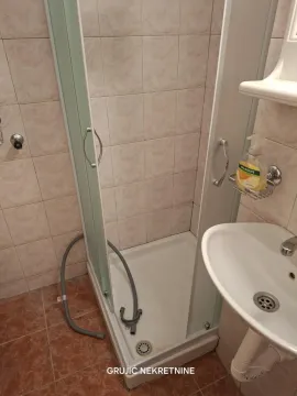 Manje kupatilo sa tuš kabinom i umivaonikom. - image 9