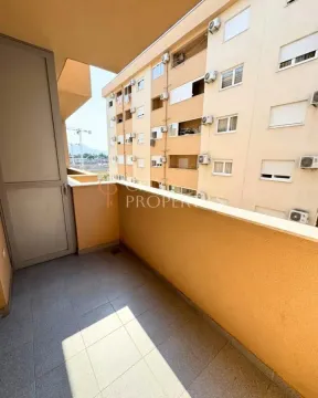 Nenamješten balkon sa pogledom na okolne zgrade. - image 8
