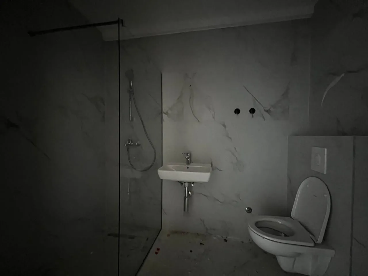 Novoopremljeno kupatilo sa tuš kabinom, umivaonikom i toaletom.
