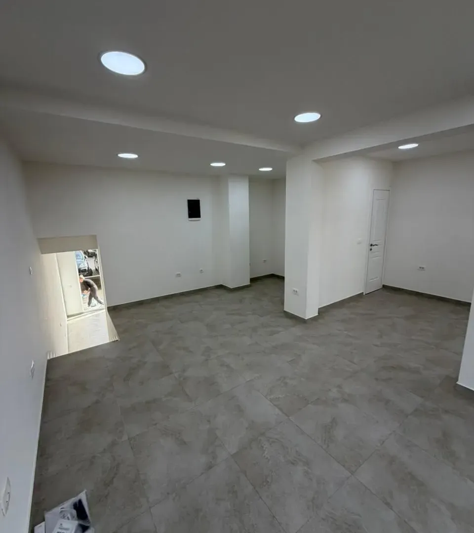 Izdavanje, poslovni prostor, 57m², Krivi Most, Podgorica