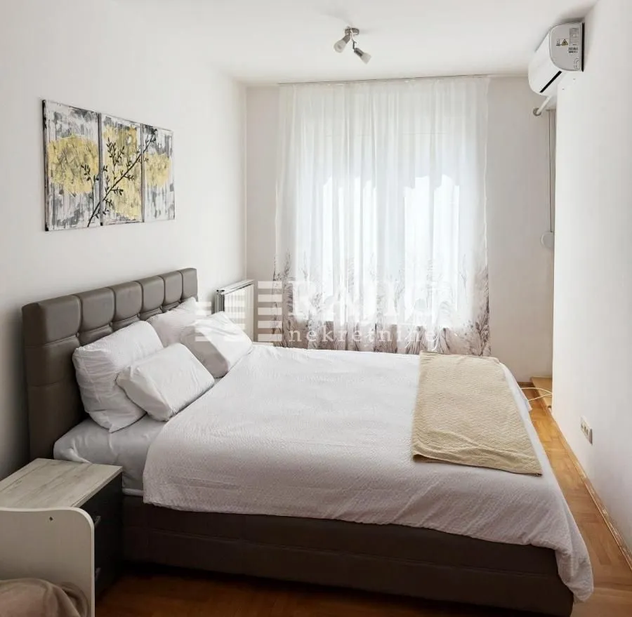 Furnished bedroom with a double bed.