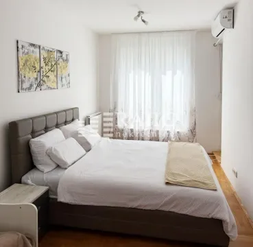 Furnished bedroom with a double bed. - image 6