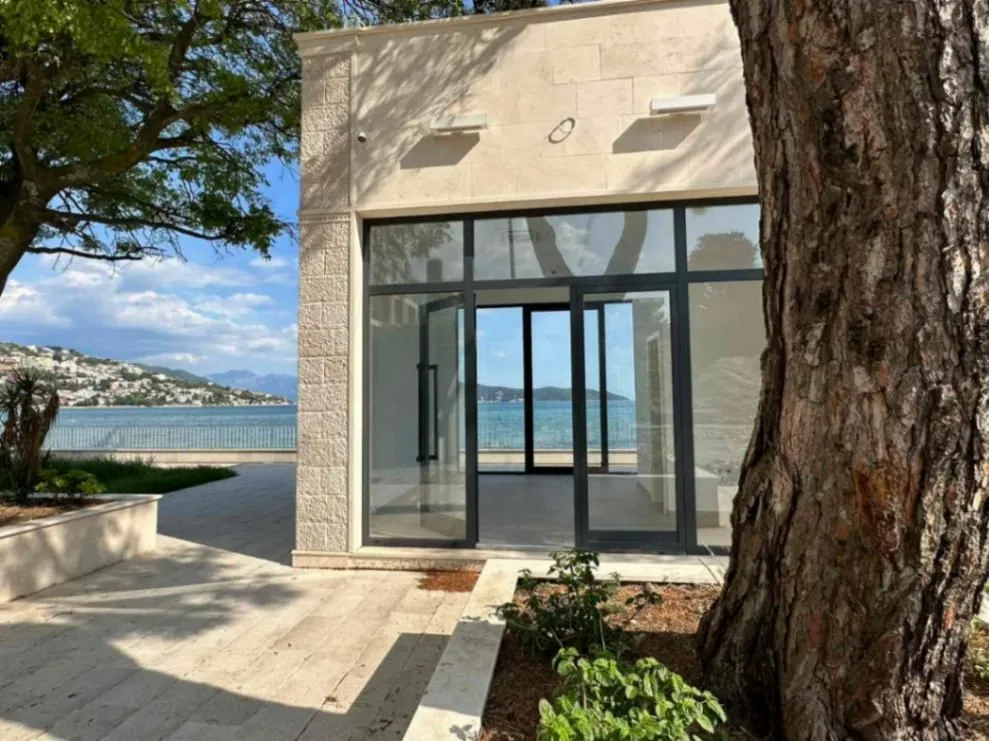 Izdavanje,  poslovni prostor, 178m2, Igalo, Herceg Novi