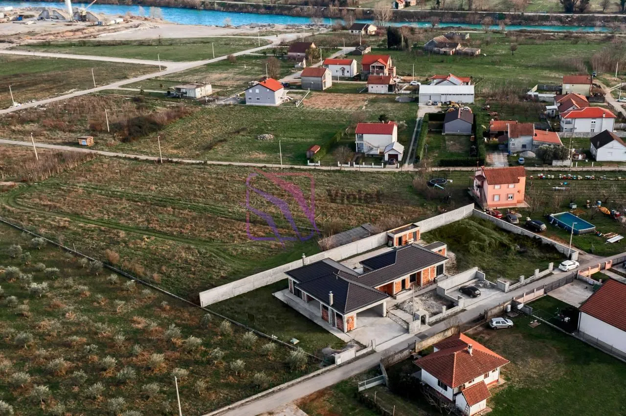 Pogled iz vazduha na kuću sa dvorištem i okruženjem.