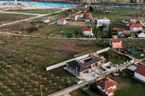 Pogled iz vazduha na kuću sa dvorištem i okruženjem. - image 8