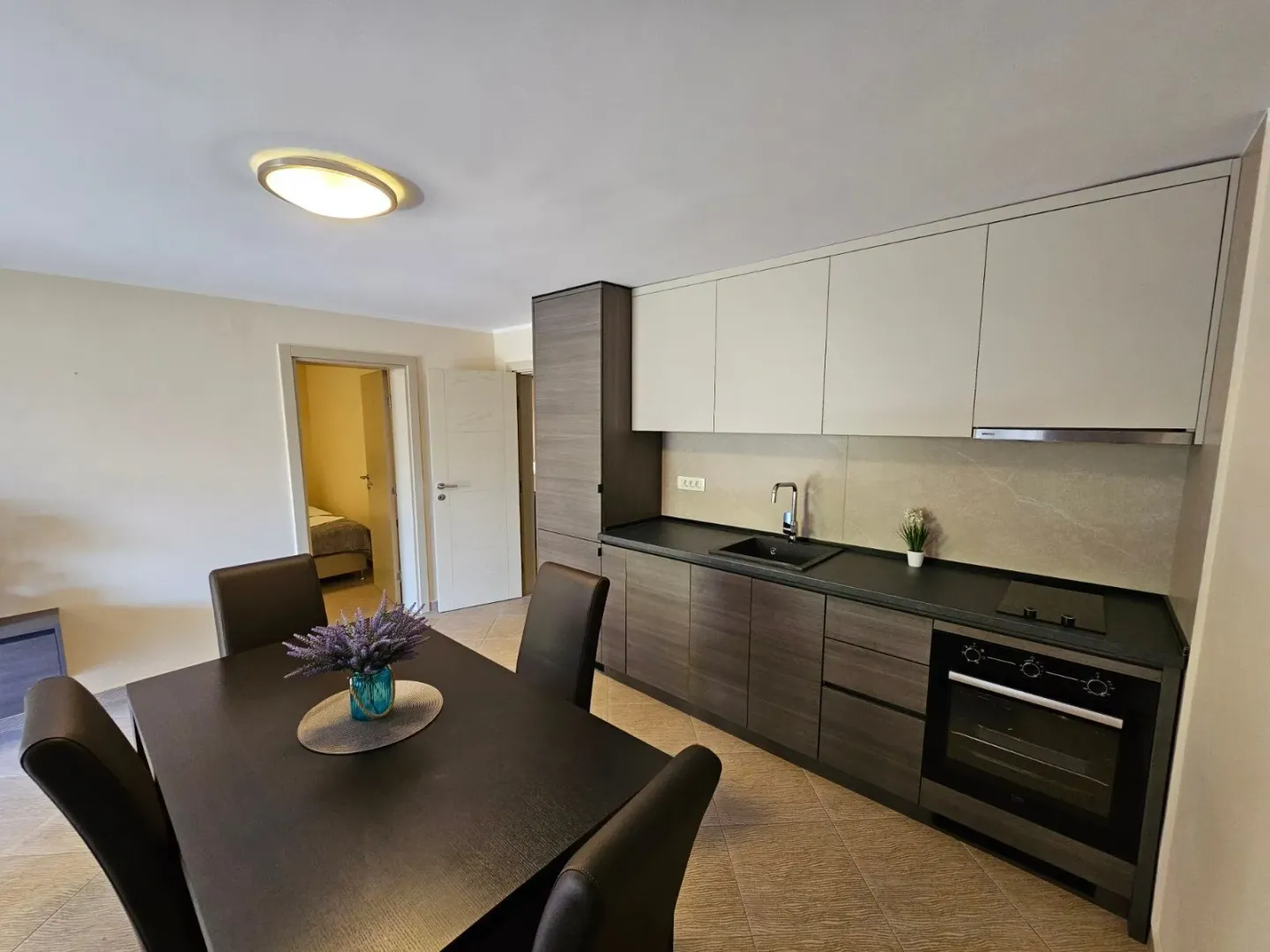 Izdavanje, dvosoban stan, 55m², Bečići, Budva