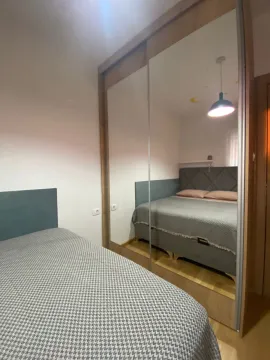 Spavaća soba sa krevetom i velikim ugradnim garderoberom sa ogledalom. - image 8