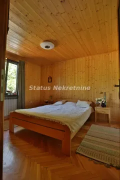 Spavaća soba sa drvenim oblogama na zidovima i plafonu i bračnim krevetom. - image 12