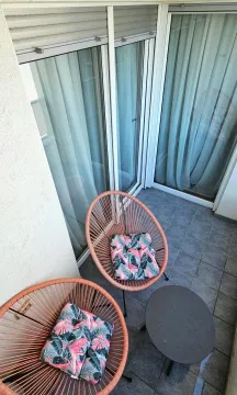 Manji namješteni balkon sa dvije fotelje i stolićem. - image 6