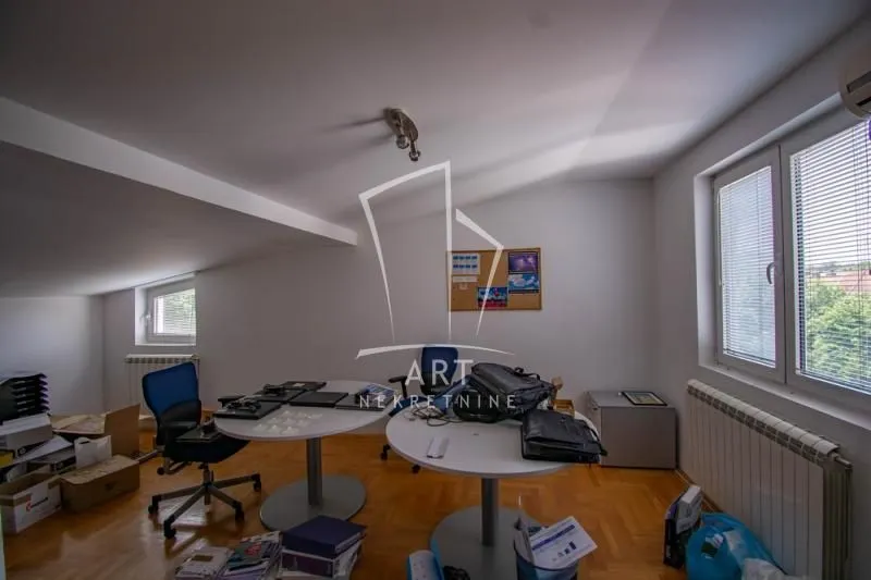 Prodaja, stan, 226m², Voždovac Sve Podlokacije, Beograd