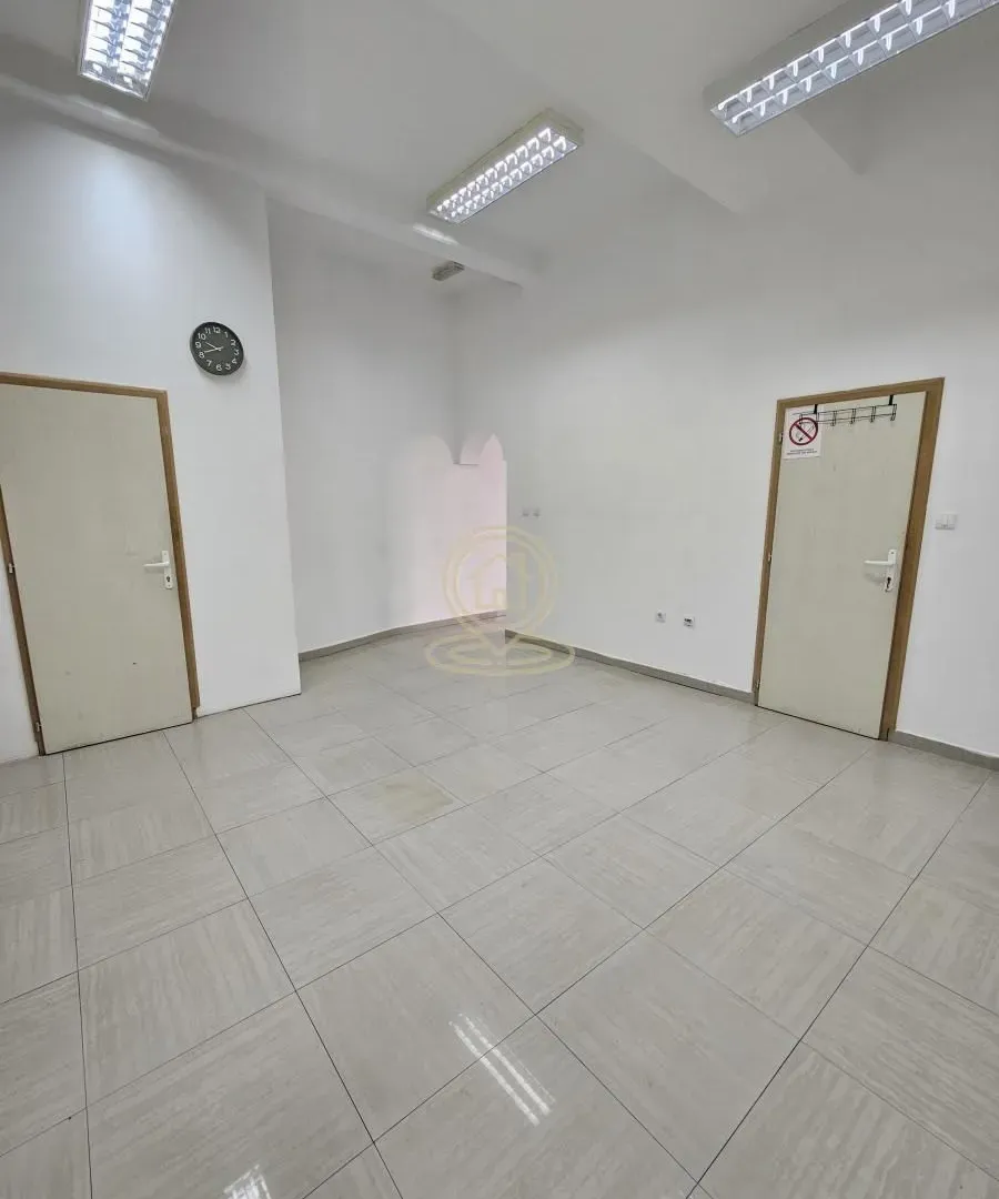 Izdavanje, poslovni prostor, 44m², Centar, Kragujevac