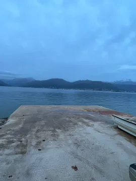 Betonska riva uz more sa pogledom na zaliv i planine. - image 12