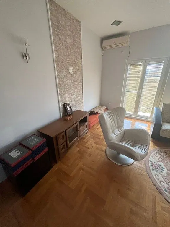 Izdavanje, kuća, 300m², Donja Gorica, Podgorica