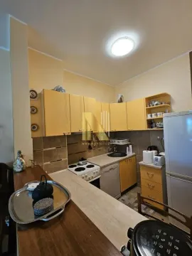 Manja kuhinja sa žutim elementima i šankom. - image 6