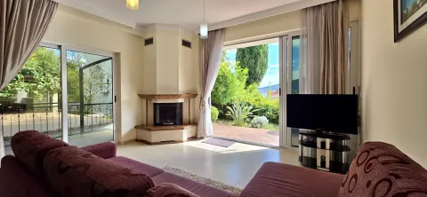 Dnevna soba sa kaminom i izlazom na terasu i dvorište. - image 20