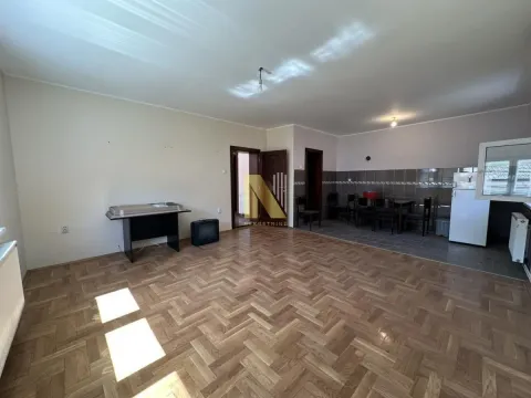 Prazna dnevna soba sa parketom i trpezarijskim delom. - image 8