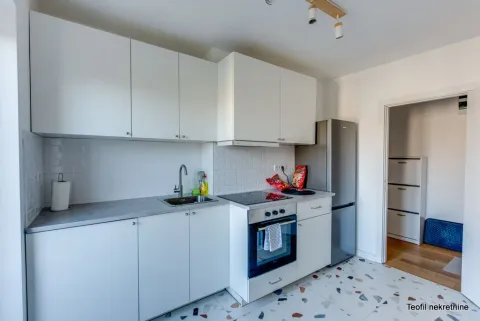 Bela kuhinja sa belim pločicama, ugradnom rernom i frižiderom. - image 10