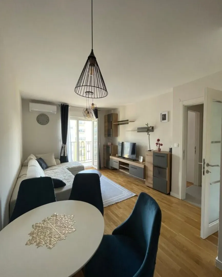 Izdavanje, jednosoban stan, 40m², Pobrežje, Podgorica