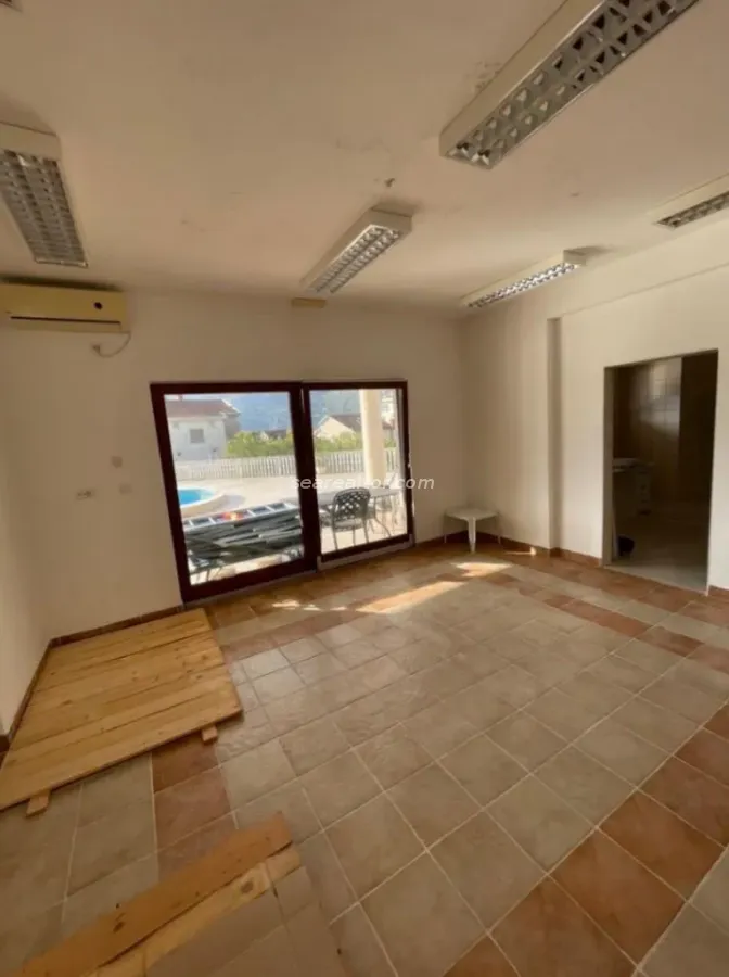 Sale, office space, 189m², Risan, Kotor