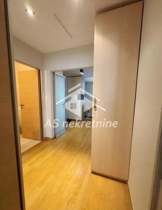 Izdavanje, trosoban stan, 131m², Vukov Spomenik, Zvezdara Sve Podlokacije